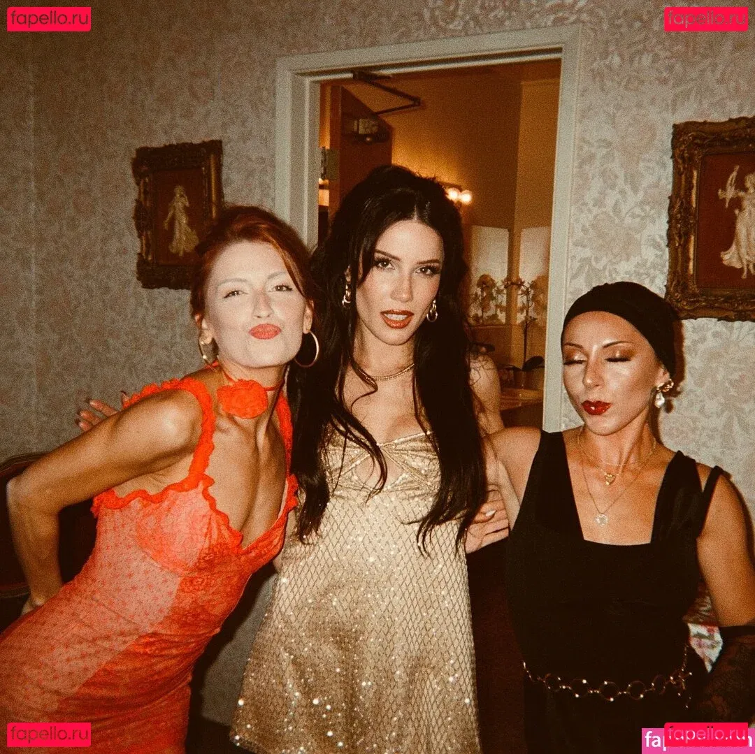 Halsey Onlyfans Photo Gallery 