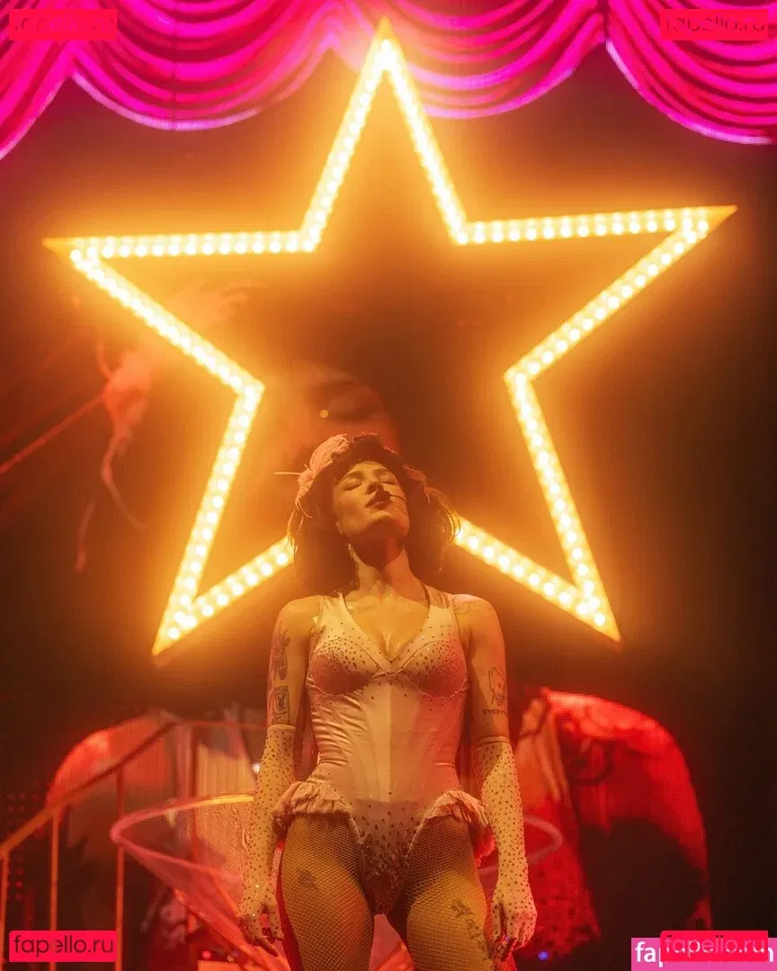 Halsey Onlyfans Photo Gallery 