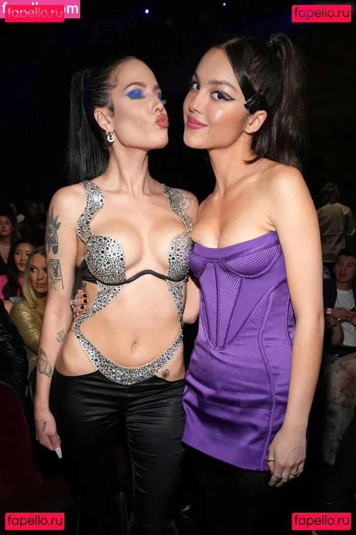 Halsey Onlyfans Photo Gallery 