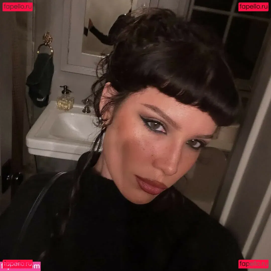 Halsey Onlyfans Photo Gallery 