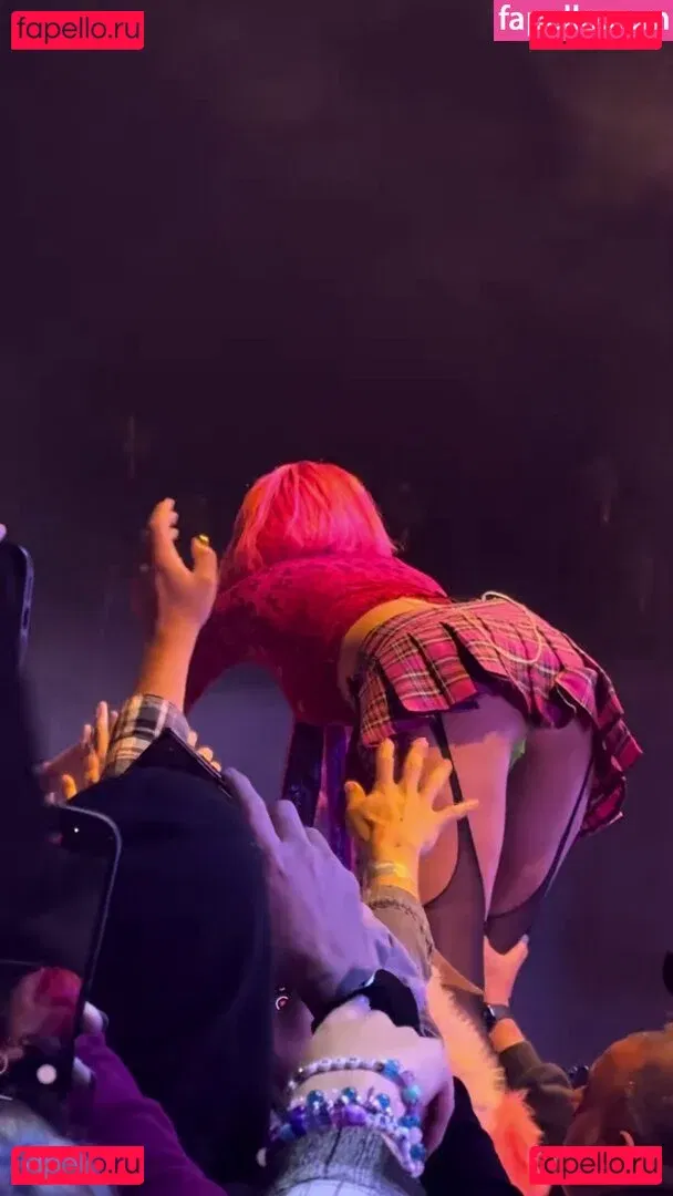 Halsey Onlyfans Photo Gallery 