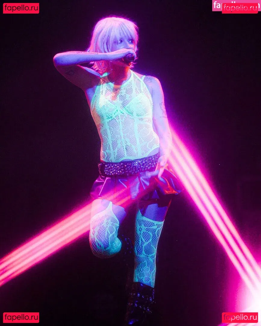 Halsey Onlyfans Photo Gallery 