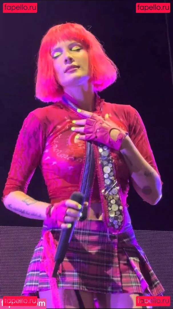 Halsey Onlyfans Photo Gallery 