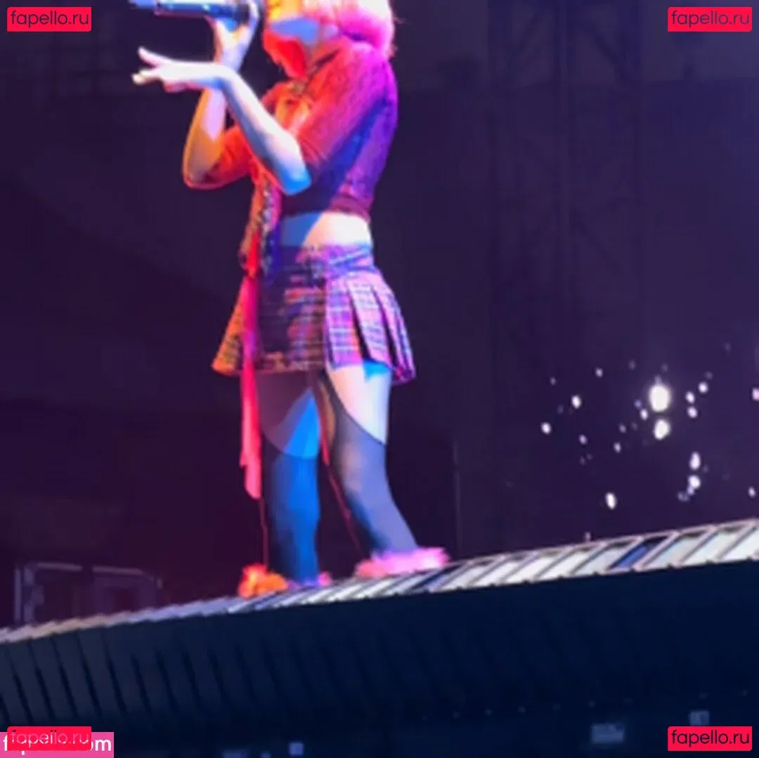 Halsey Onlyfans Photo Gallery 