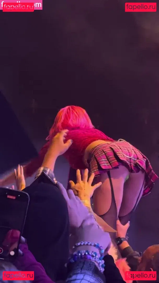 Halsey Onlyfans Photo Gallery 