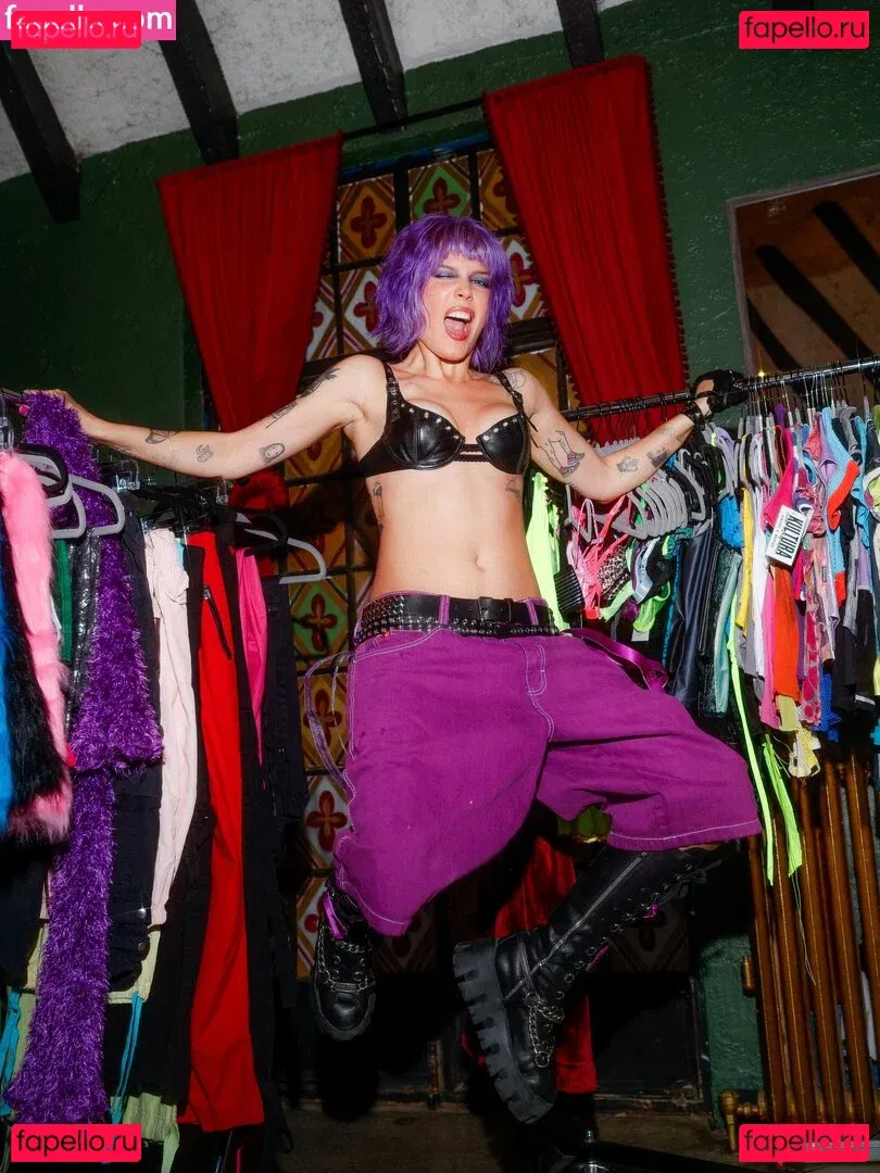 Halsey Onlyfans Photo Gallery 