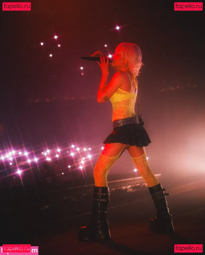 Halsey Onlyfans Photo Gallery 