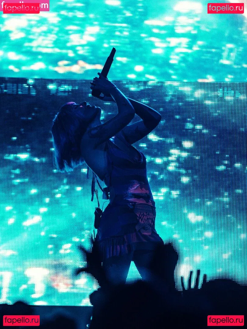 Halsey Onlyfans Photo Gallery 