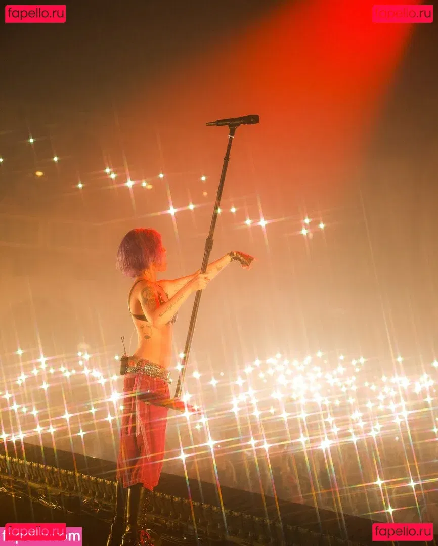 Halsey Onlyfans Photo Gallery 