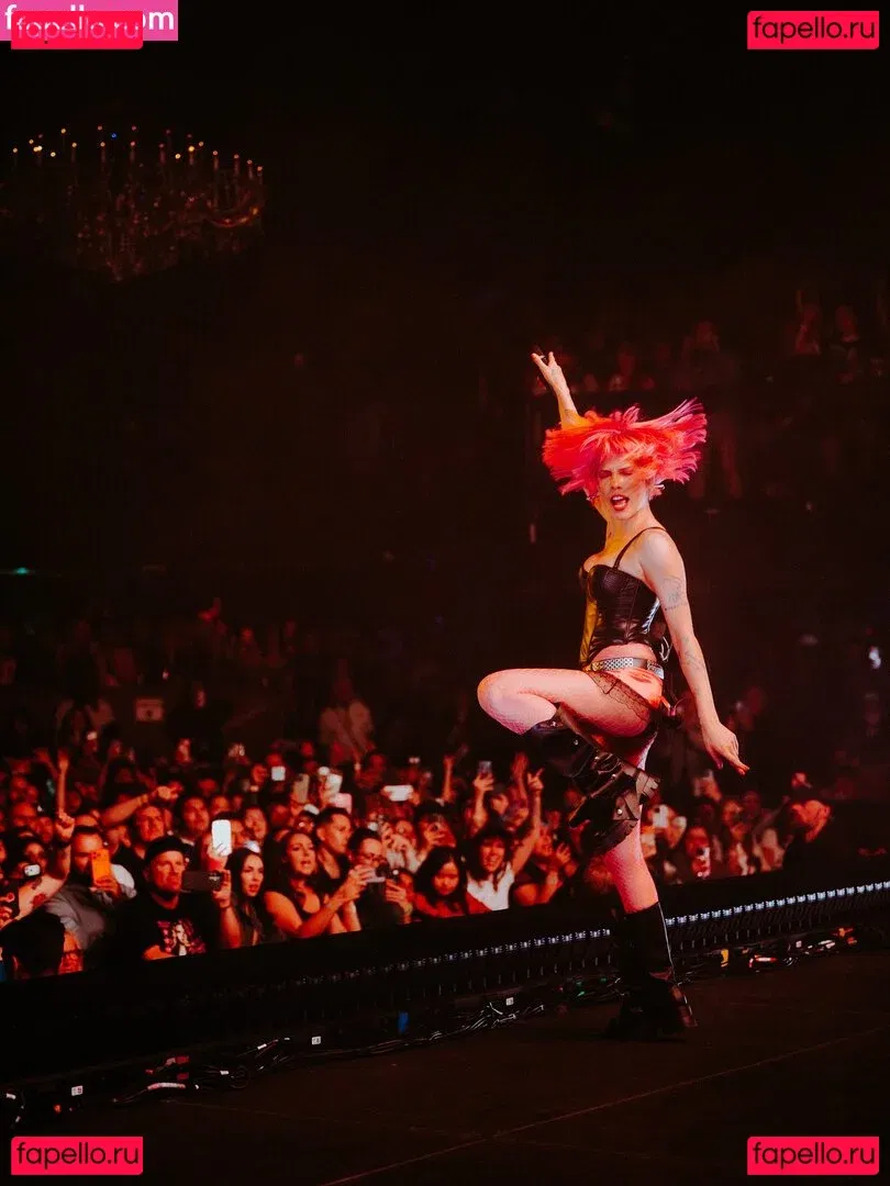 Halsey Onlyfans Photo Gallery 