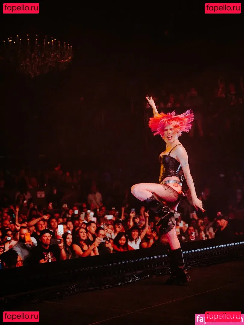 Halsey Onlyfans Photo Gallery 