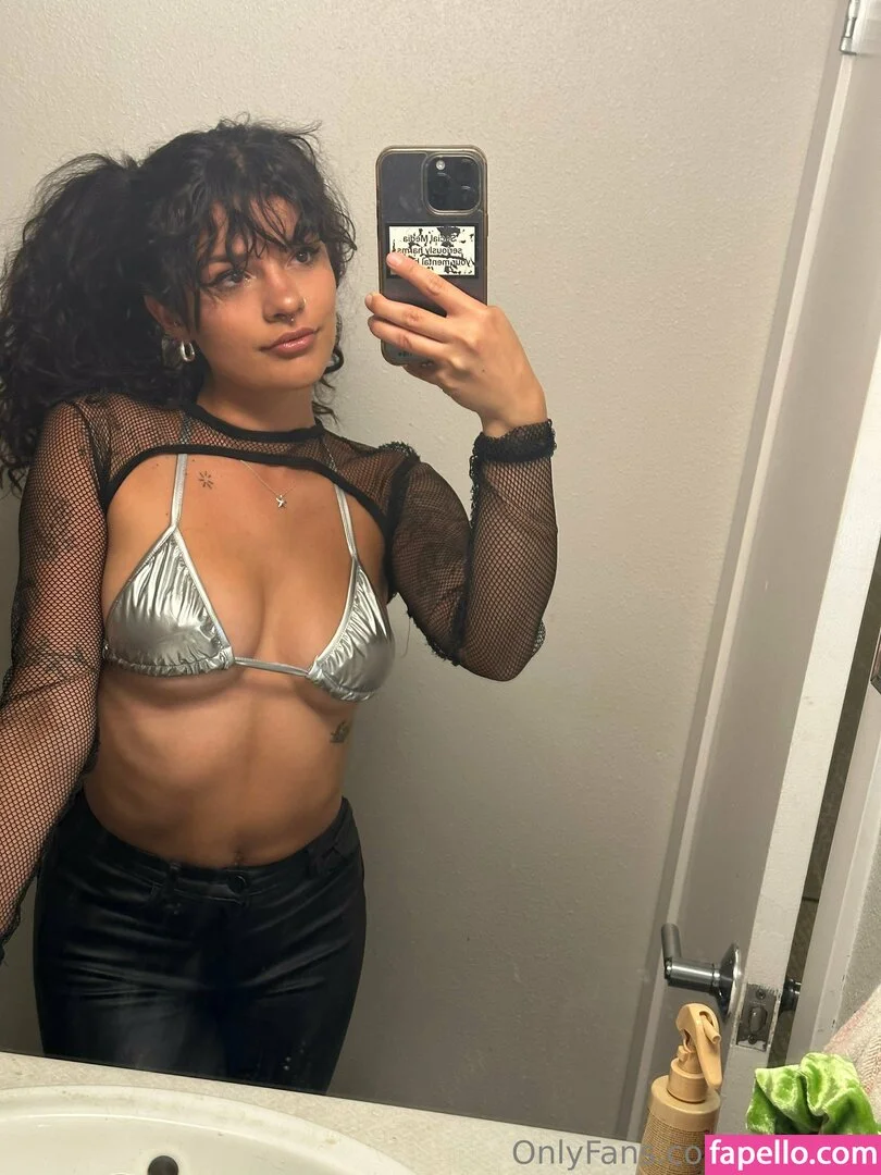 issameg Onlyfans Photo Gallery 