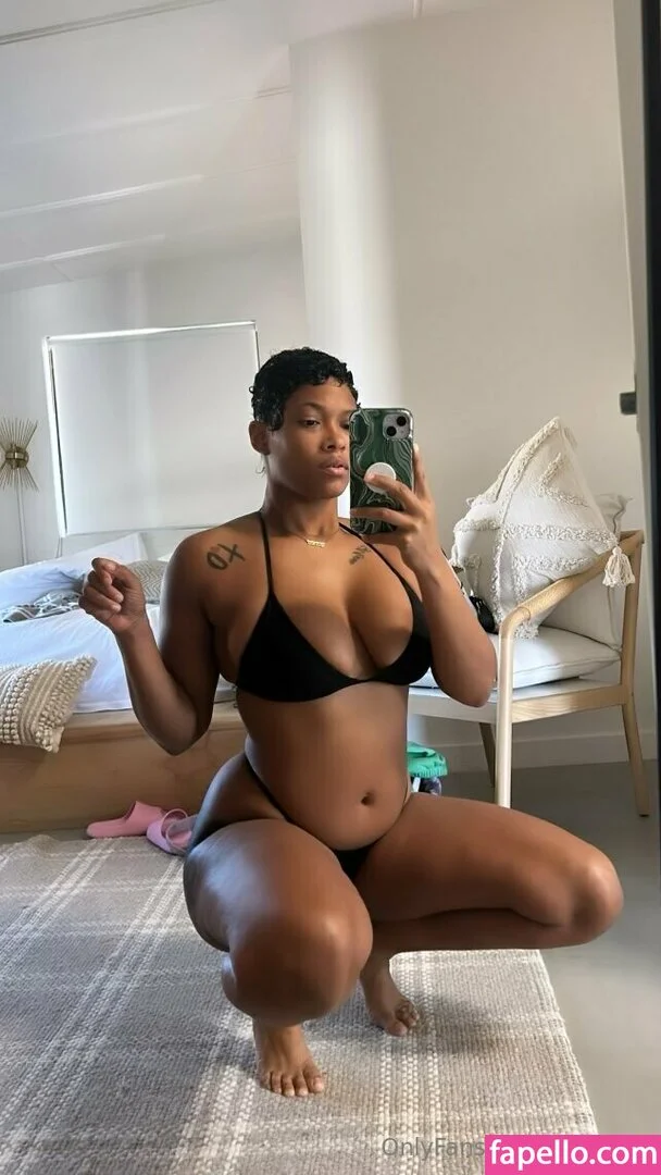 issameg Onlyfans Photo Gallery 