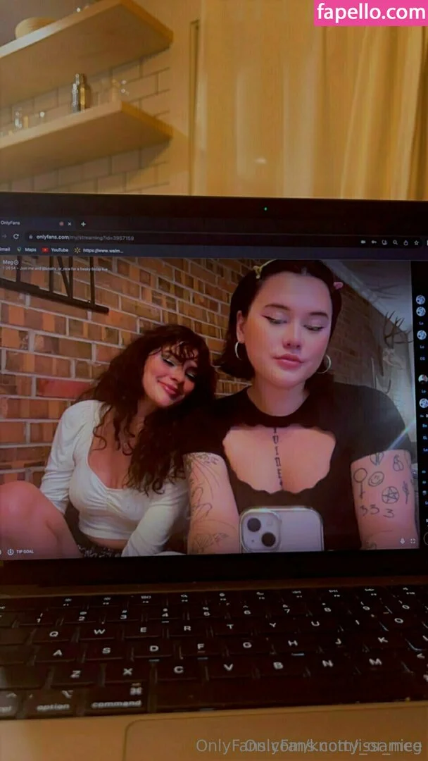 issameg Onlyfans Photo Gallery 