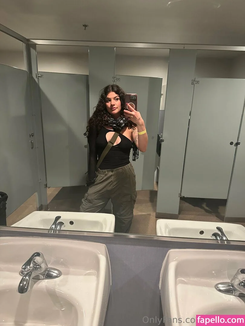 issameg Onlyfans Photo Gallery 