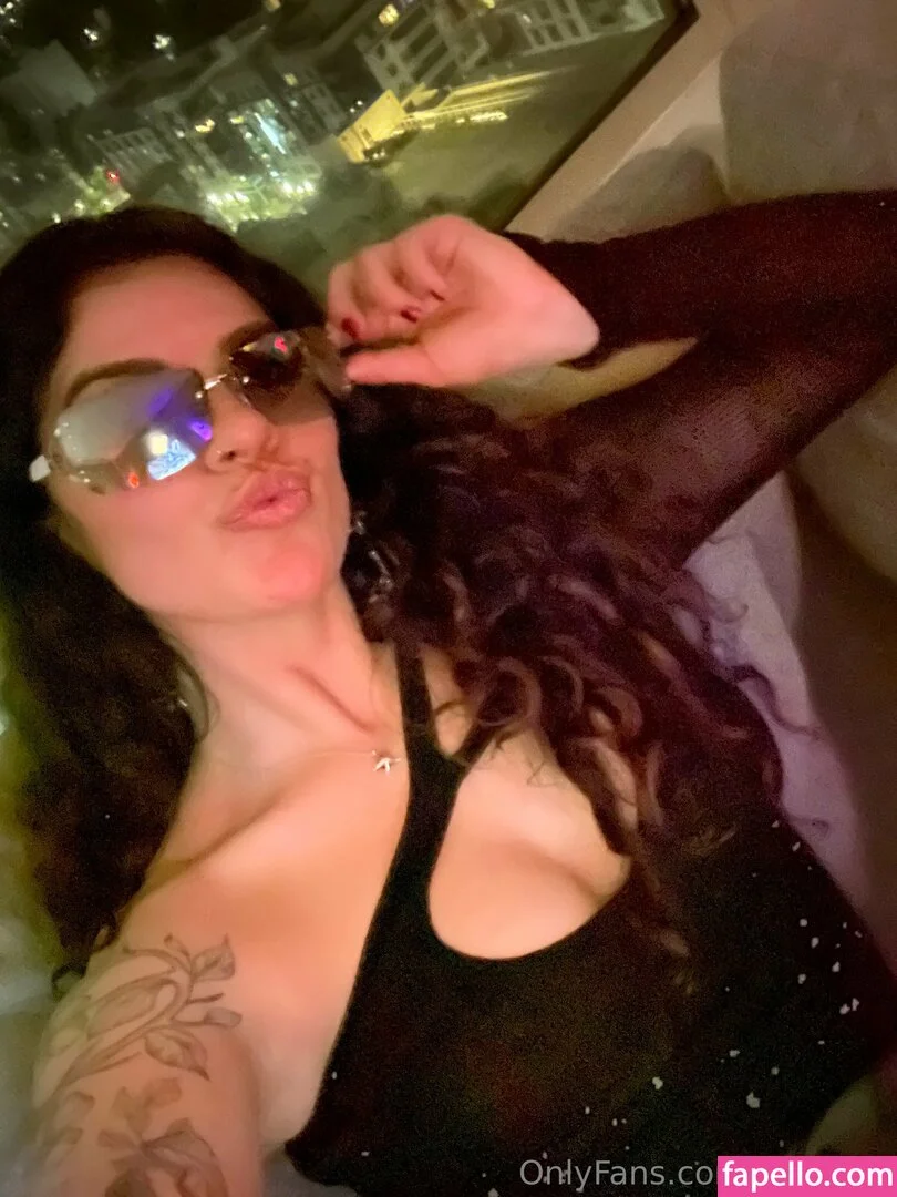 issameg Onlyfans Photo Gallery 