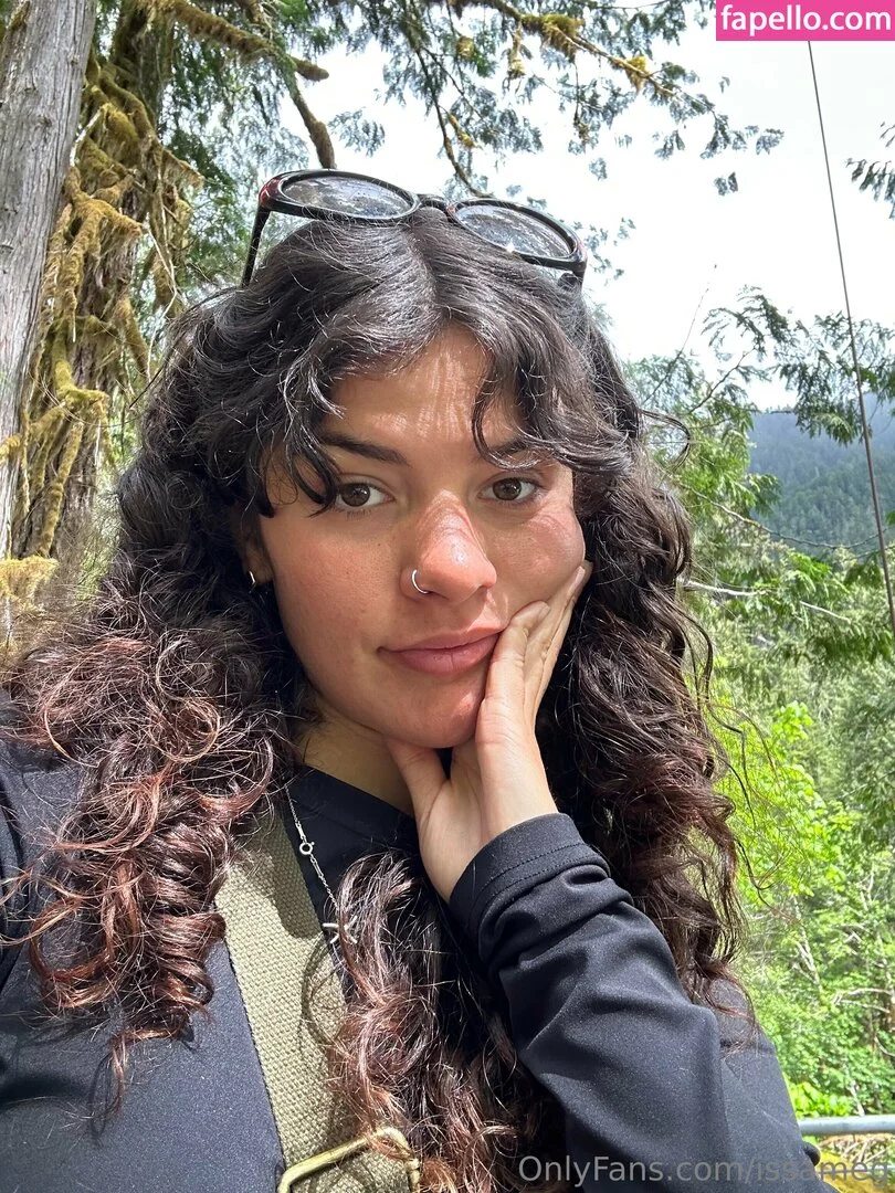 issameg Onlyfans Photo Gallery 