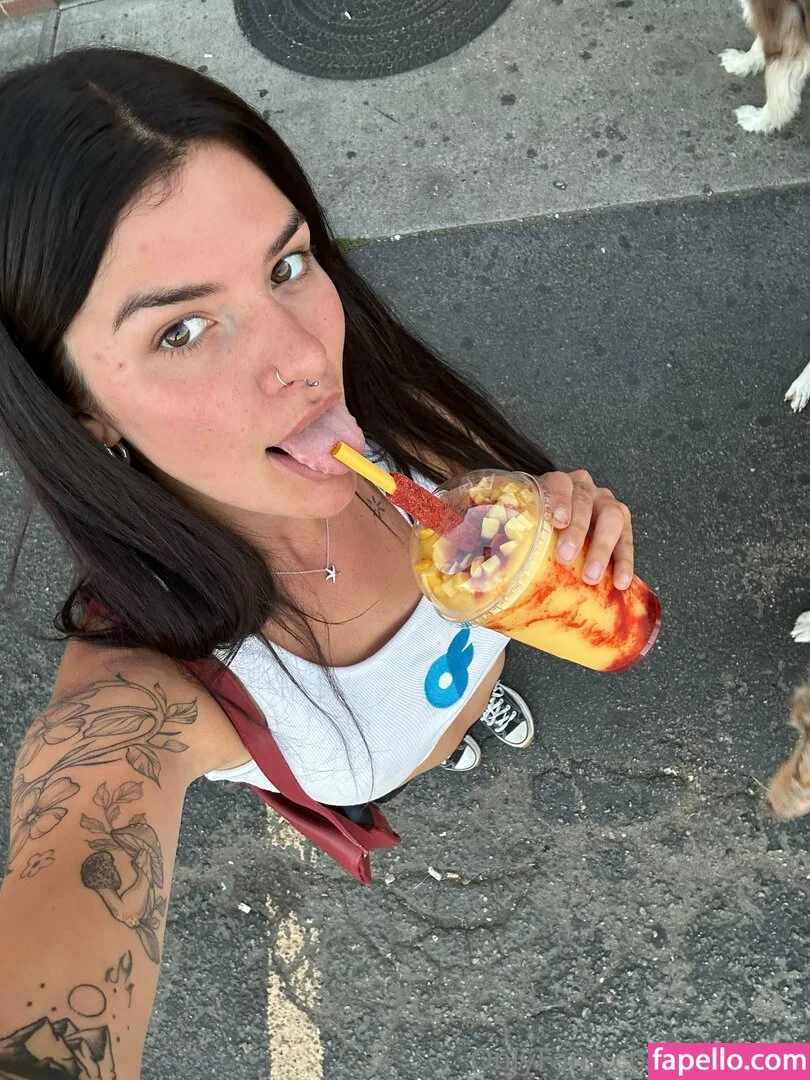 issameg Onlyfans Photo Gallery 