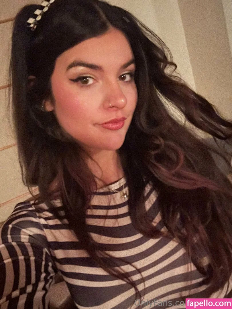 issameg Onlyfans Photo Gallery 