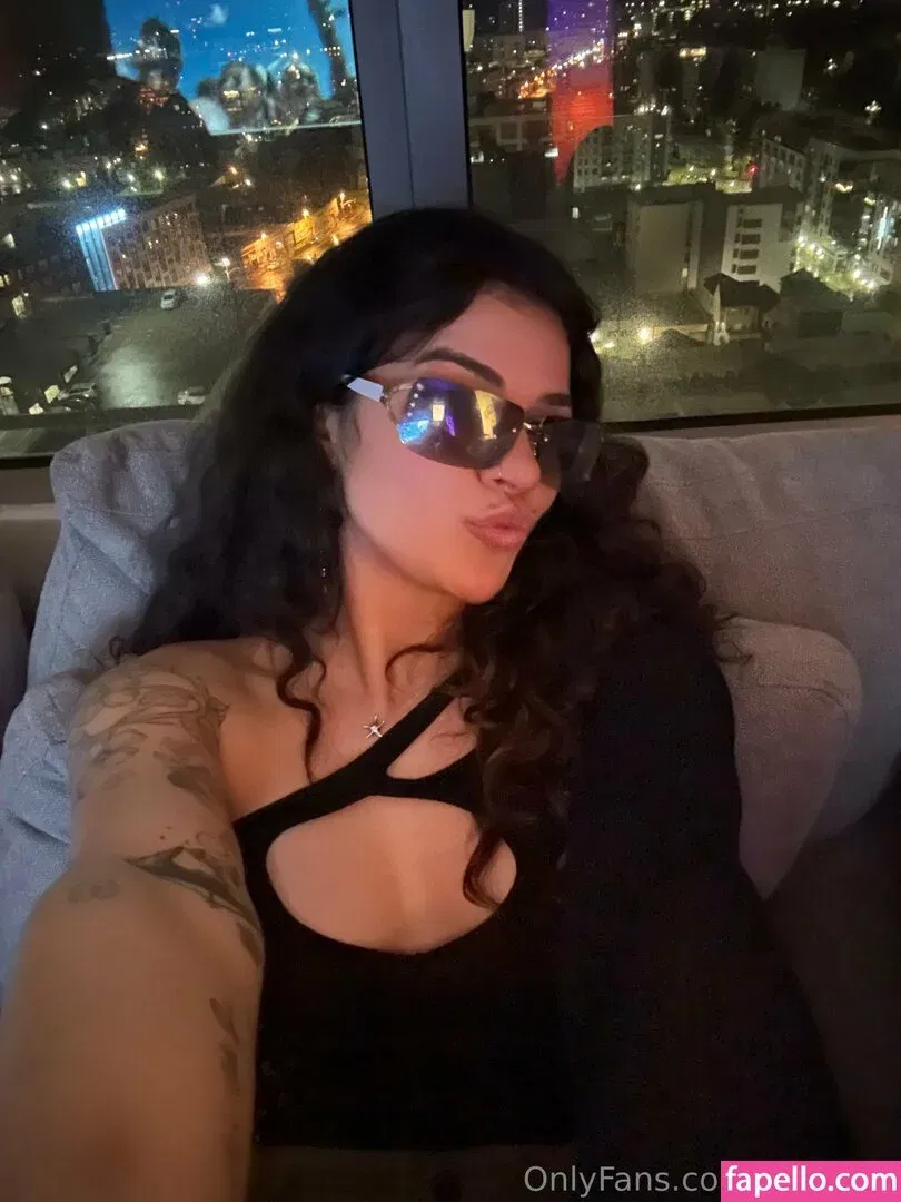 issameg Onlyfans Photo Gallery 