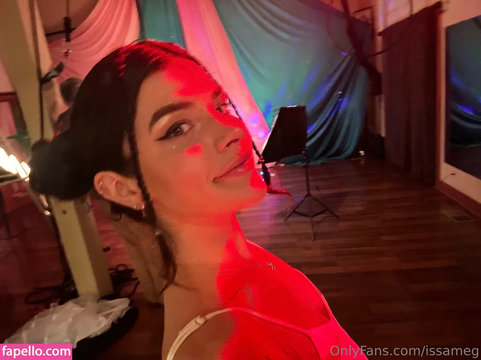 issameg Onlyfans Photo Gallery 