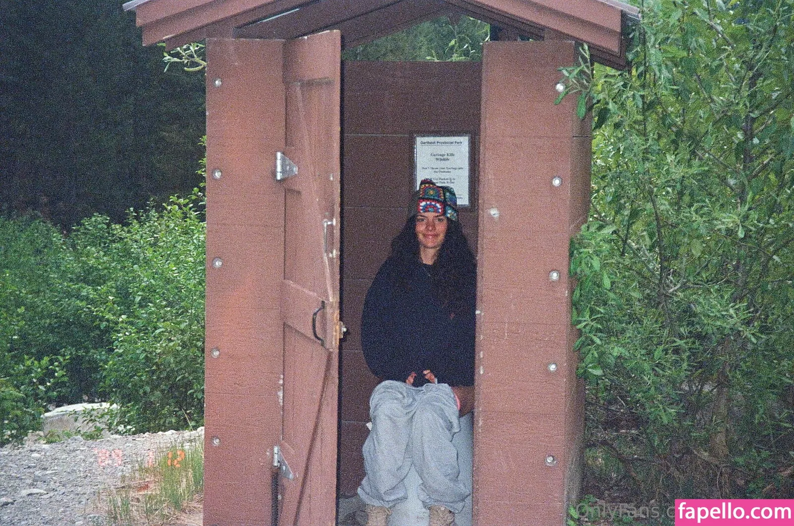 issameg Onlyfans Photo Gallery 