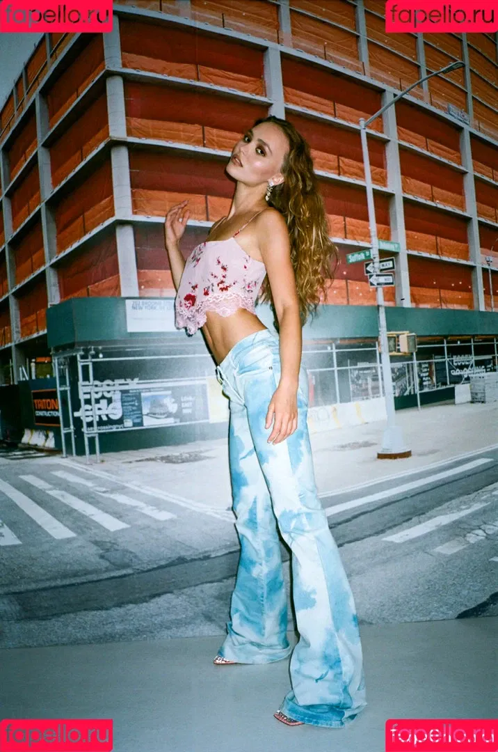 Lily-Rose Depp Onlyfans Photo Gallery 
