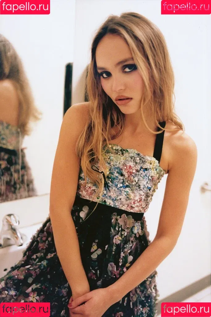 Lily-Rose Depp Onlyfans Photo Gallery 