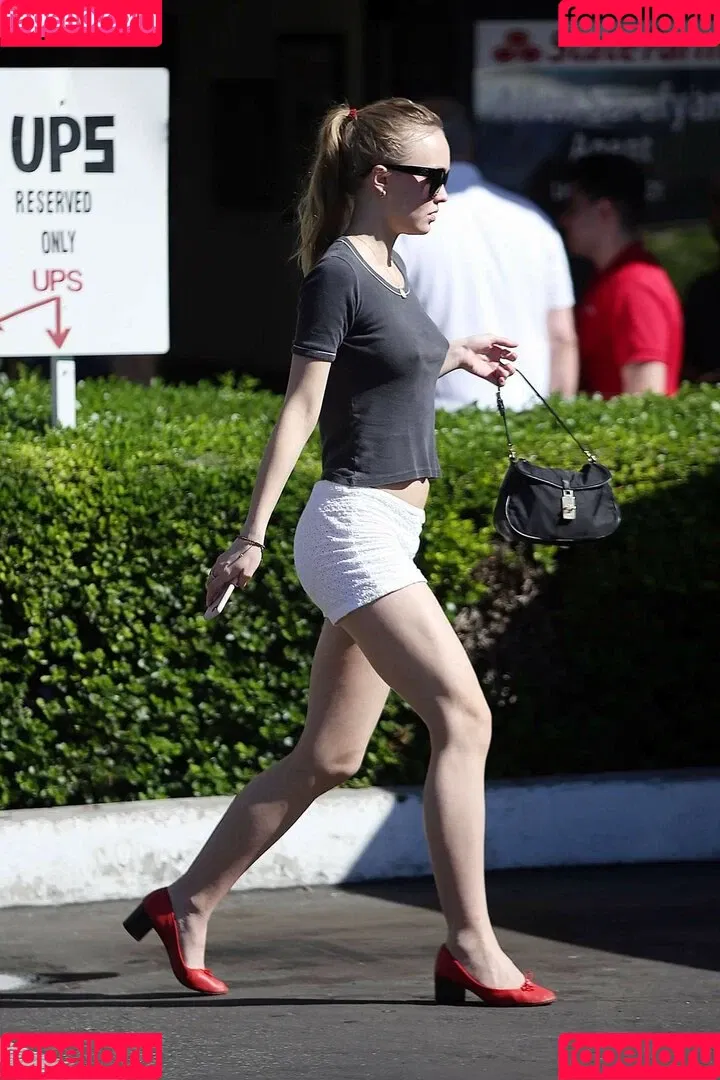 Lily-Rose Depp Onlyfans Photo Gallery 