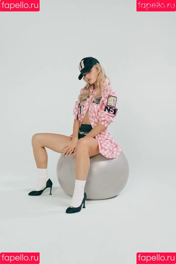 Lily-Rose Depp Onlyfans Photo Gallery 