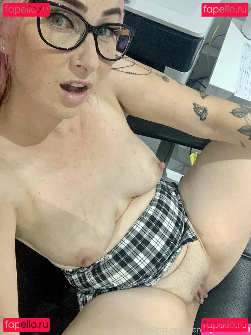 home-alone-mum Onlyfans Photo Gallery 