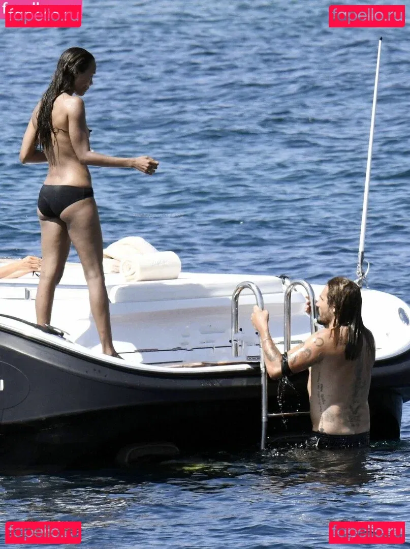 Zoe Saldana Onlyfans Photo Gallery 