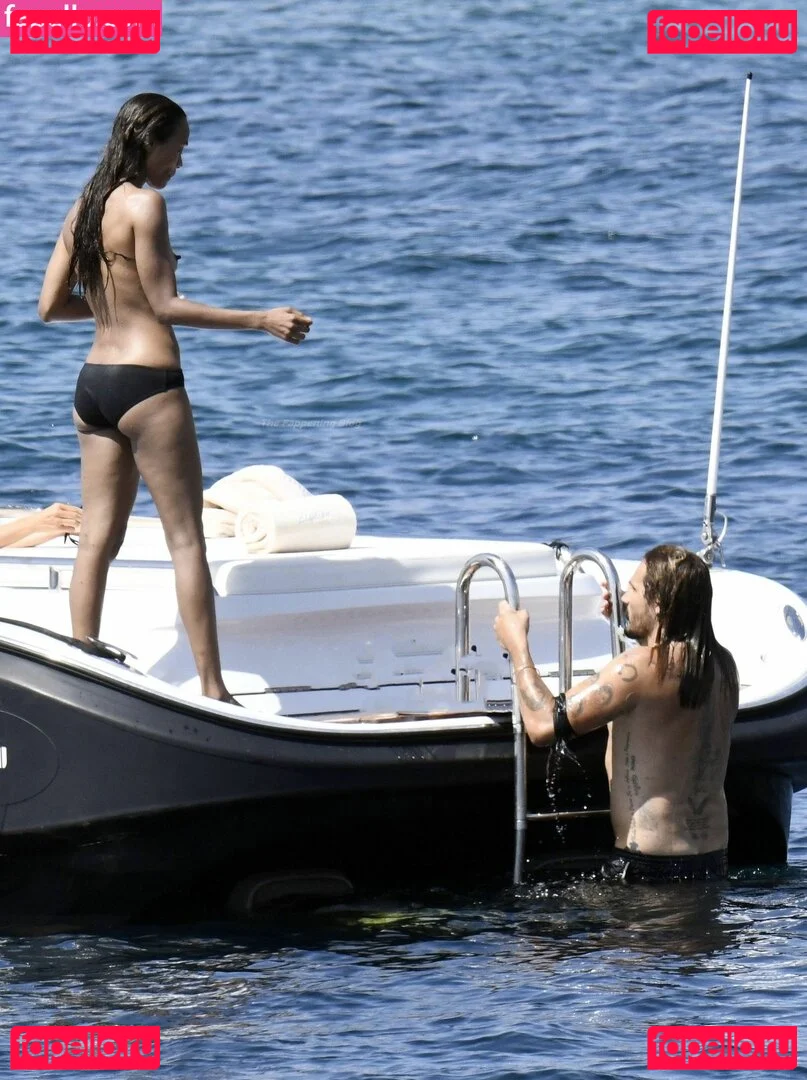 Zoe Saldana Onlyfans Photo Gallery 