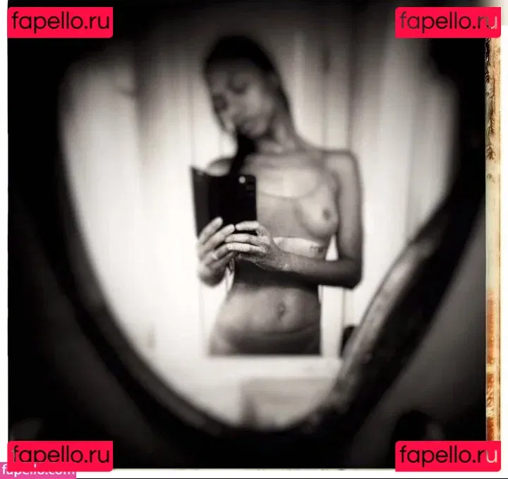 Zoe Saldana Onlyfans Photo Gallery 