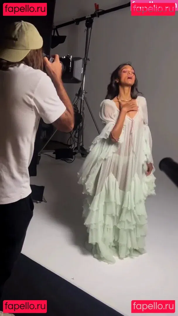 Zoe Saldana Onlyfans Photo Gallery 