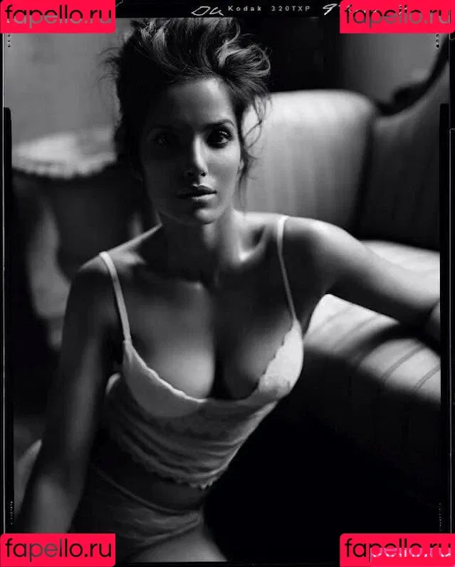 Padma Lakshmi Onlyfans Photo Gallery 