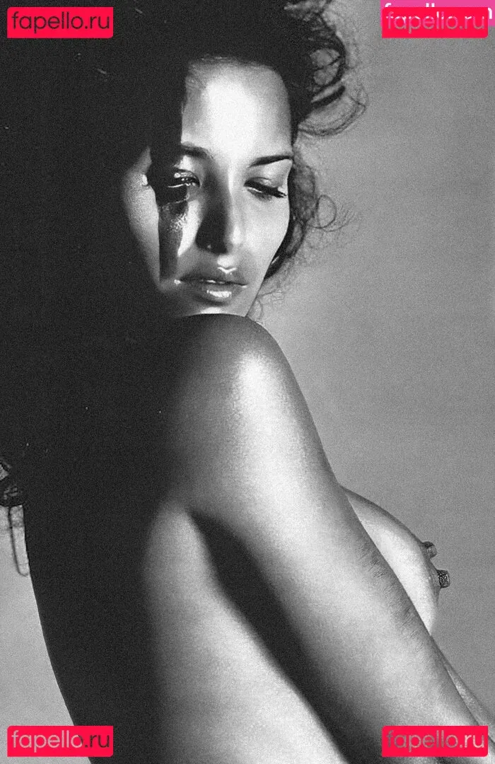 Padma Lakshmi Onlyfans Photo Gallery 