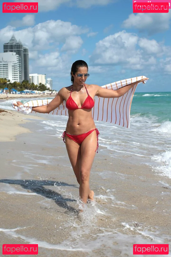 Padma Lakshmi Onlyfans Photo Gallery 