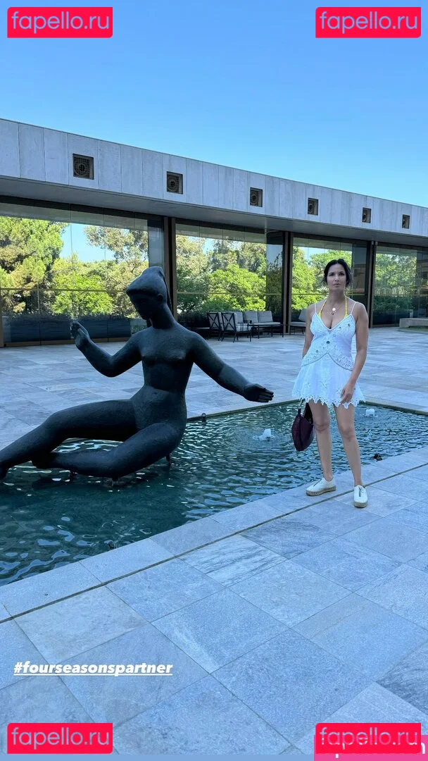 Padma Lakshmi Onlyfans Photo Gallery 