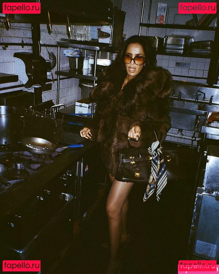 Padma Lakshmi Onlyfans Photo Gallery 