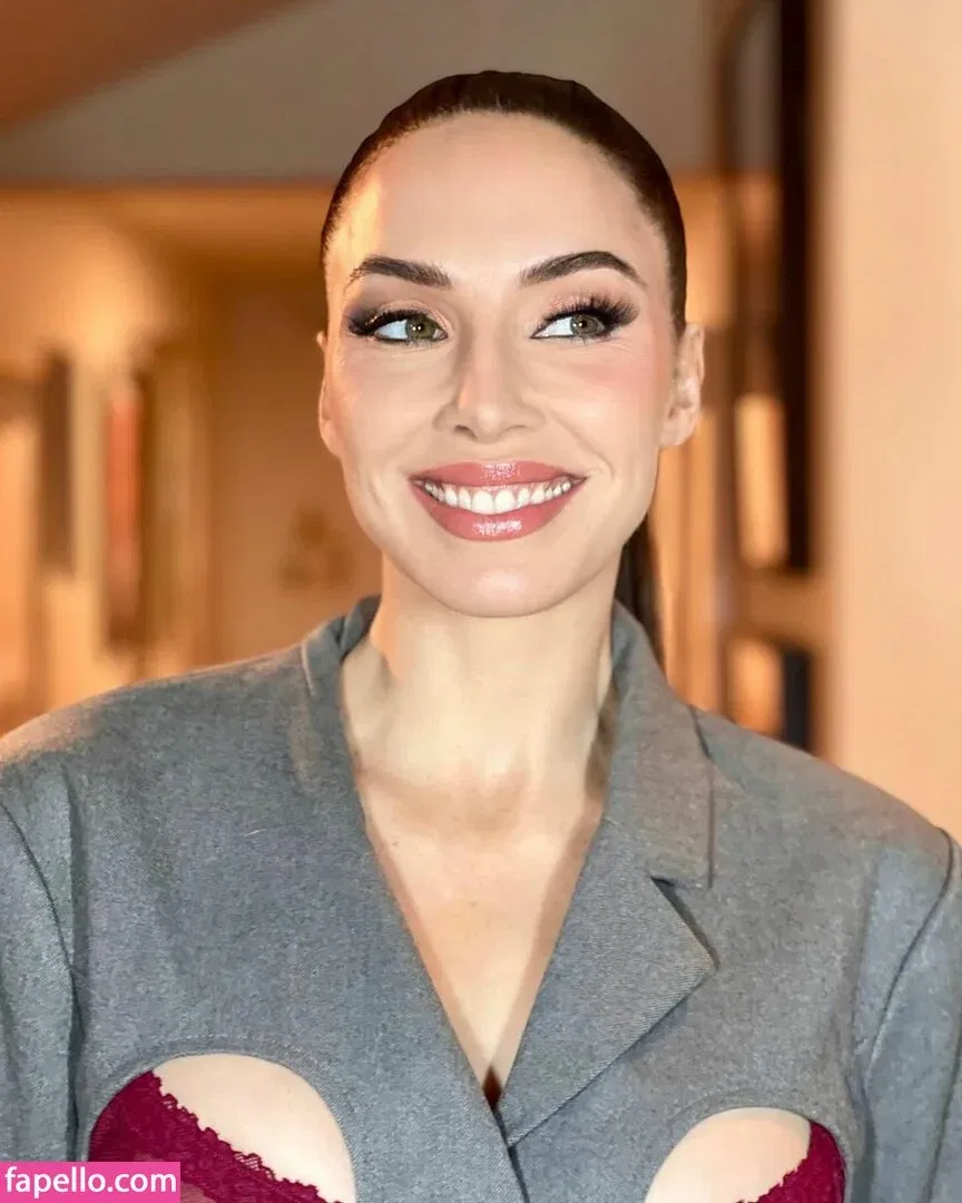 Whitney Cummings Onlyfans Photo Gallery 