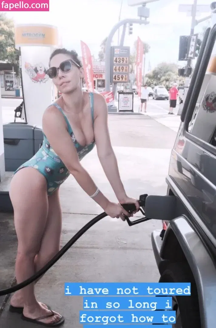 Whitney Cummings Onlyfans Photo Gallery 