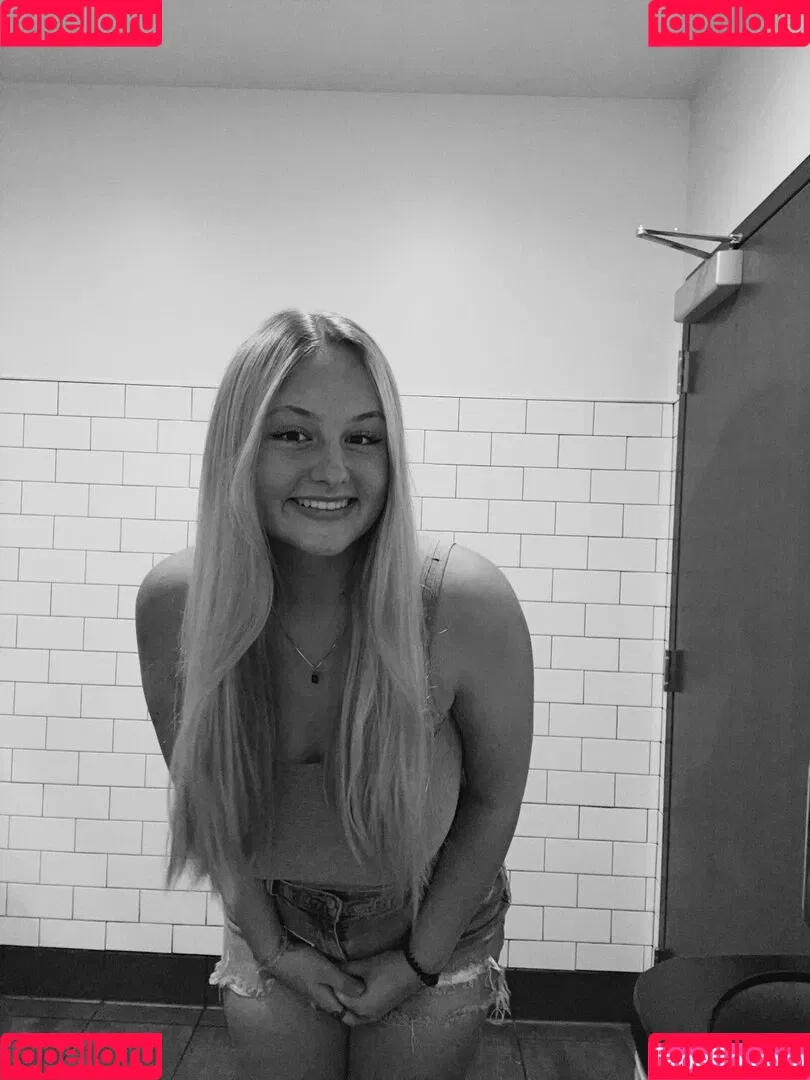 Anya Truax Onlyfans Photo Gallery 