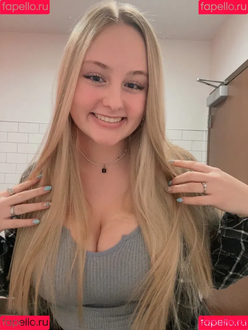 Anya Truax Onlyfans Photo Gallery 
