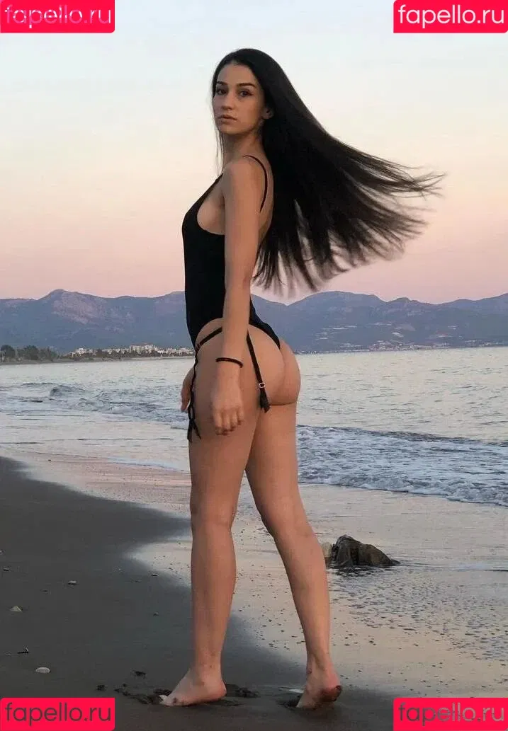 Vahide Bulu Onlyfans Photo Gallery 