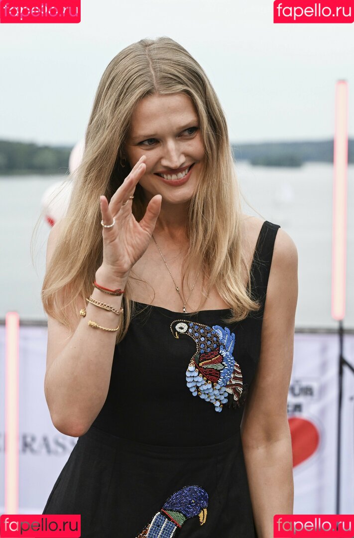 Toni Garrn Onlyfans Photo Gallery 