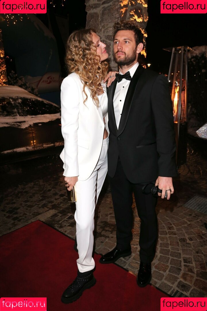 Toni Garrn Onlyfans Photo Gallery 