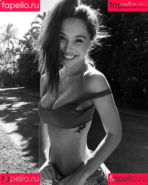 Alexis Ren Onlyfans Photo Gallery 