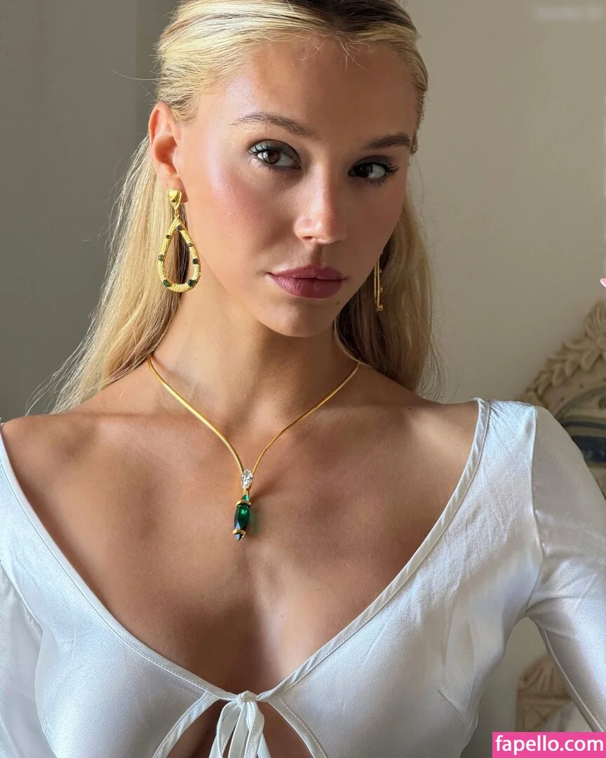 Alexis Ren Onlyfans Photo Gallery 