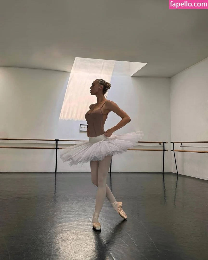 Alexis Ren Onlyfans Photo Gallery 